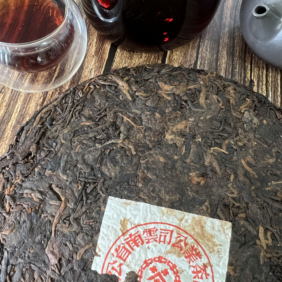 Galette sceau rouge de thé cuit Puer – Yunnan Hong yìn Cha Bing – 云南熟普洱红印茶饼 - Lemeilleurthedechine