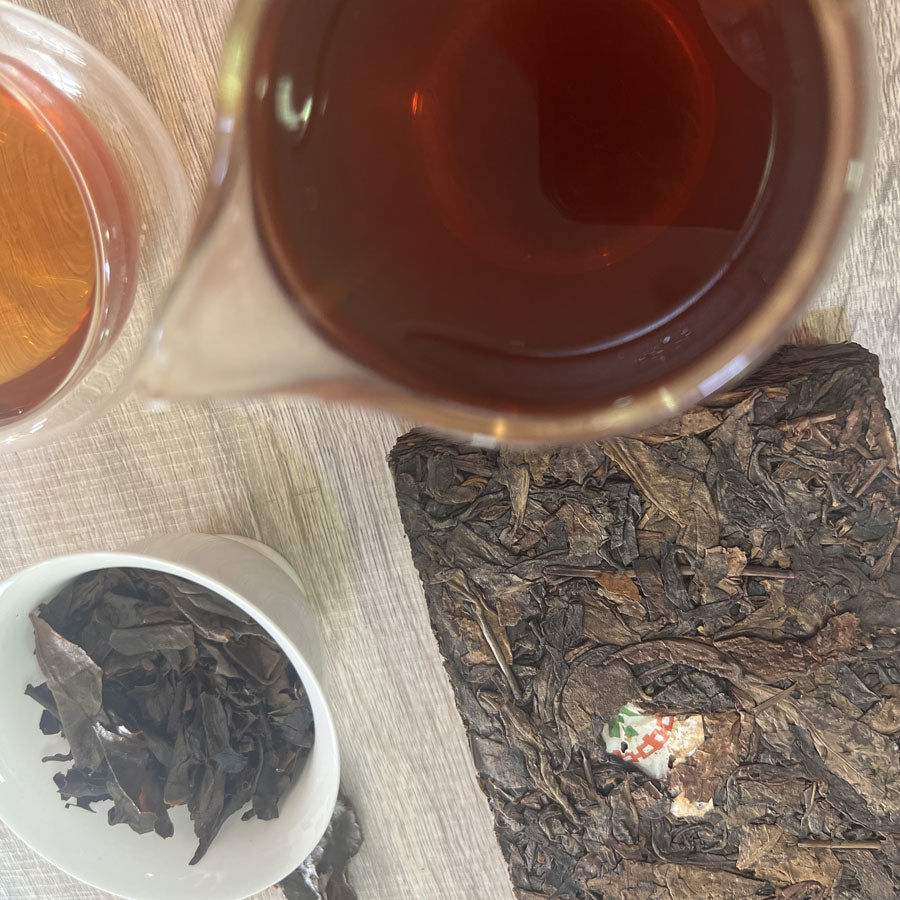 113 – Thé Puer Cru Brique Yiwu grandes feuilles – 250 g – 2005 - Lemeilleurthedechine