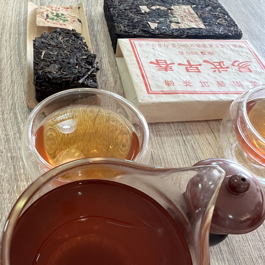 Brique de thé Pu’erh cru Yiwu début de printemps – 250 g – 2003 - Lemeilleurthedechine