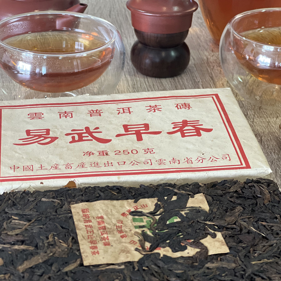 Brique de thé Pu’erh cru Yiwu début de printemps – 250 g – 2003 - Lemeilleurthedechine