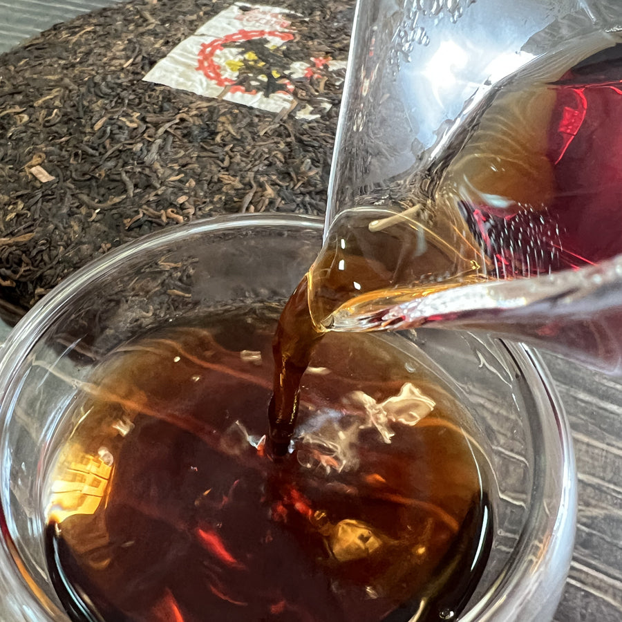 Galette timbre jaune thé Pu'erh Cuit – 357 g – 2006 - Lemeilleurthedechine