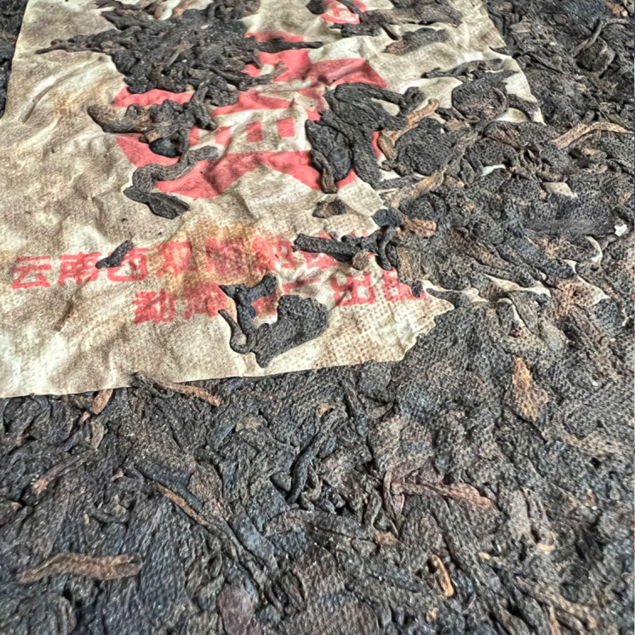 DAYI thé Pu'erh Cuit Menghai Tea Factory Xishuangbanna série spéciale – 357 g – 2000 - Lemeilleurthedechine