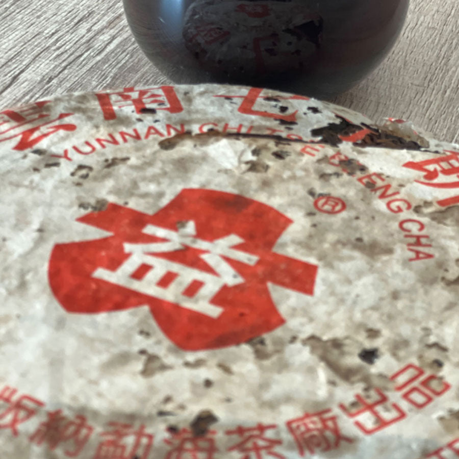 DAYI thé Pu'erh Cuit Menghai Tea Factory Xishuangbanna série spéciale – 357 g – 2000 - Lemeilleurthedechine