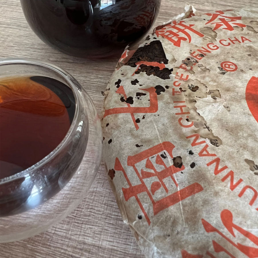 DAYI thé Pu'erh Cuit Menghai Tea Factory Xishuangbanna série spéciale – 357 g – 2000 - Lemeilleurthedechine