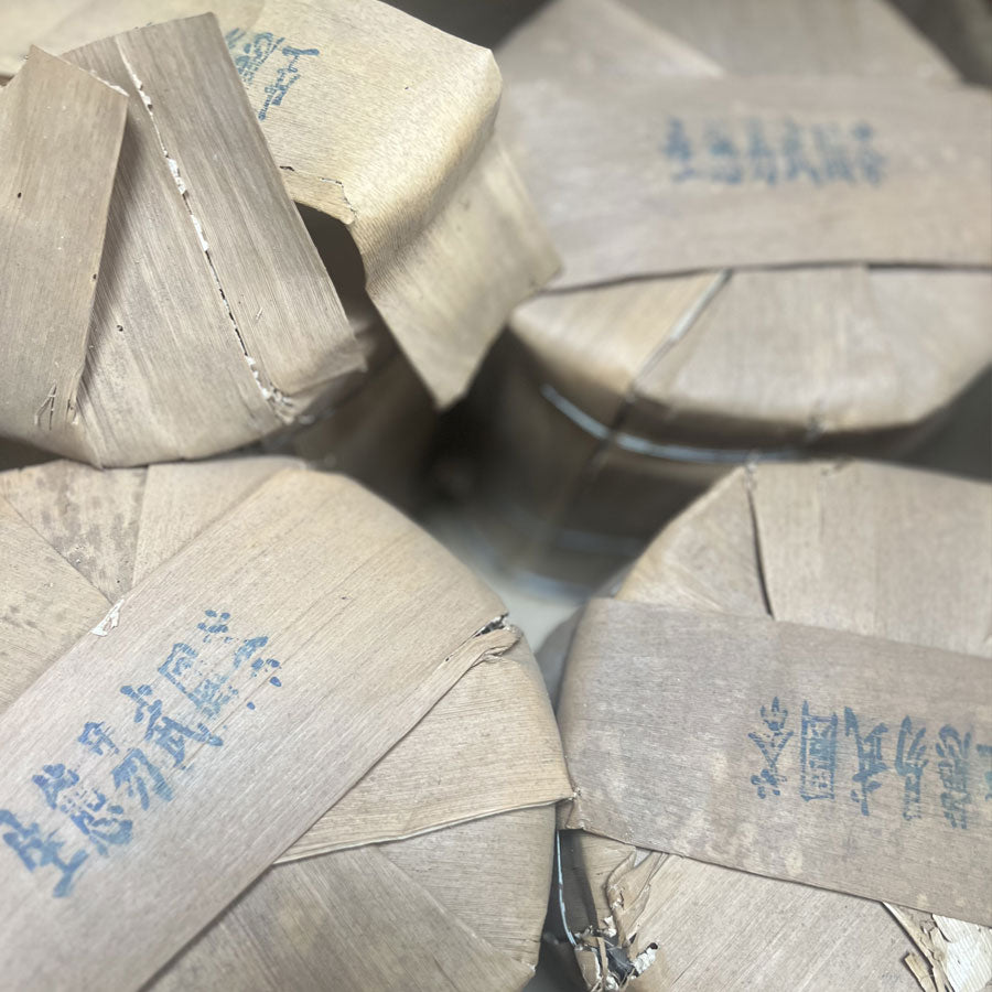 Pure Ecological Yiwu Raw Pu-erh Tea Cake — 2000 · 400 g