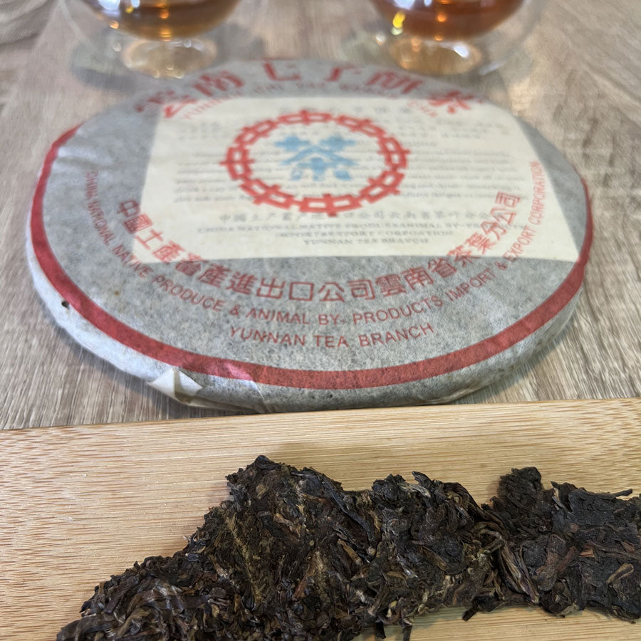 Thé cru Pu-erh timbre Bleu CNNP - Yunnan - 357 g - 2013 - Lemeilleurthedechine