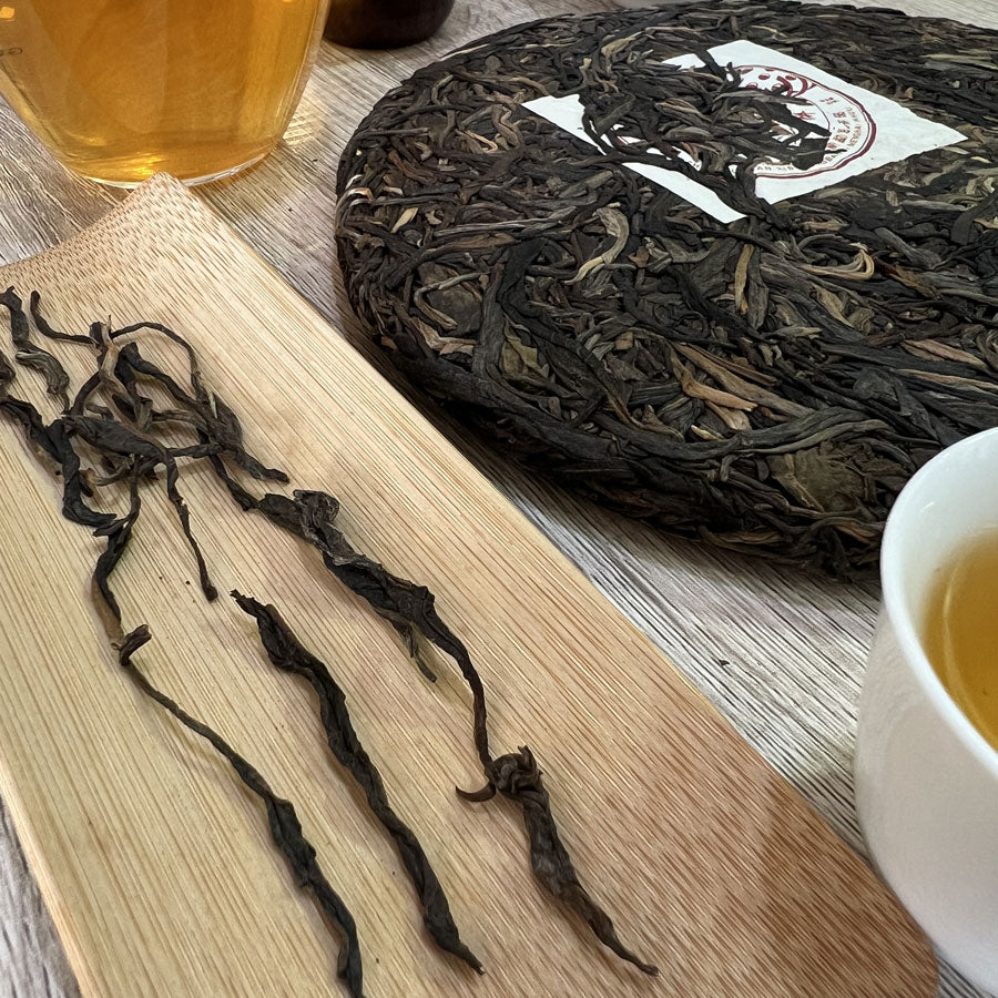 115- PEACOCK Thés PUER Cru -  Ban Zhang Kong Que Qing Bing Puerh tea - 2019- 357g - Lemeilleurthedechine