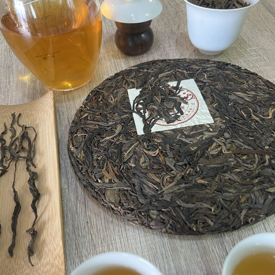 115- PEACOCK Thés PUER Cru -  Ban Zhang Kong Que Qing Bing Puerh tea - 2019- 357g - Lemeilleurthedechine