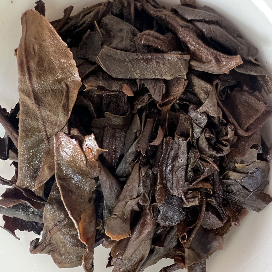 113 – Thé Puer Cru Brique Yiwu grandes feuilles – 250 g – 2005 - Lemeilleurthedechine
