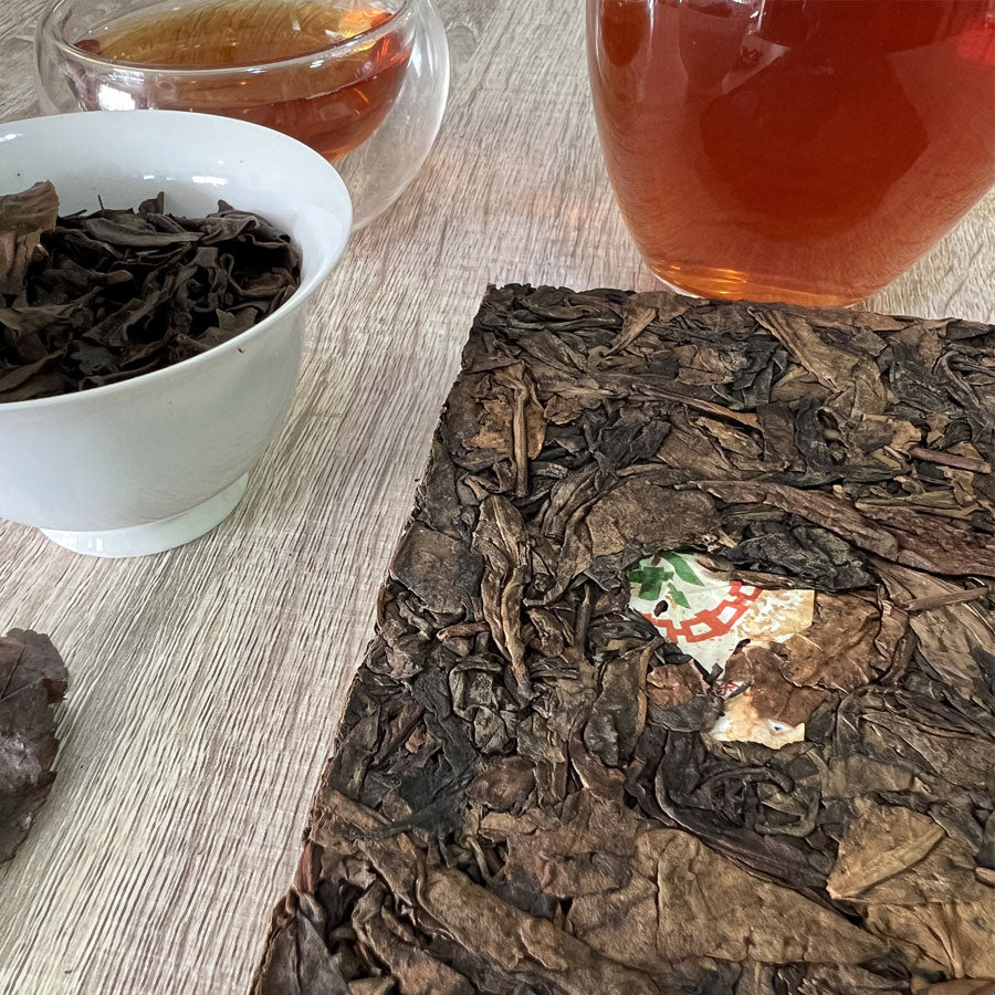 113 – Thé Puer Cru Brique Yiwu grandes feuilles – 250 g – 2005 - Lemeilleurthedechine