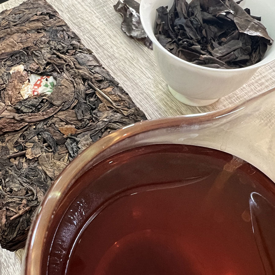 113 – Thé Puer Cru Brique Yiwu grandes feuilles – 250 g – 2005 - Lemeilleurthedechine