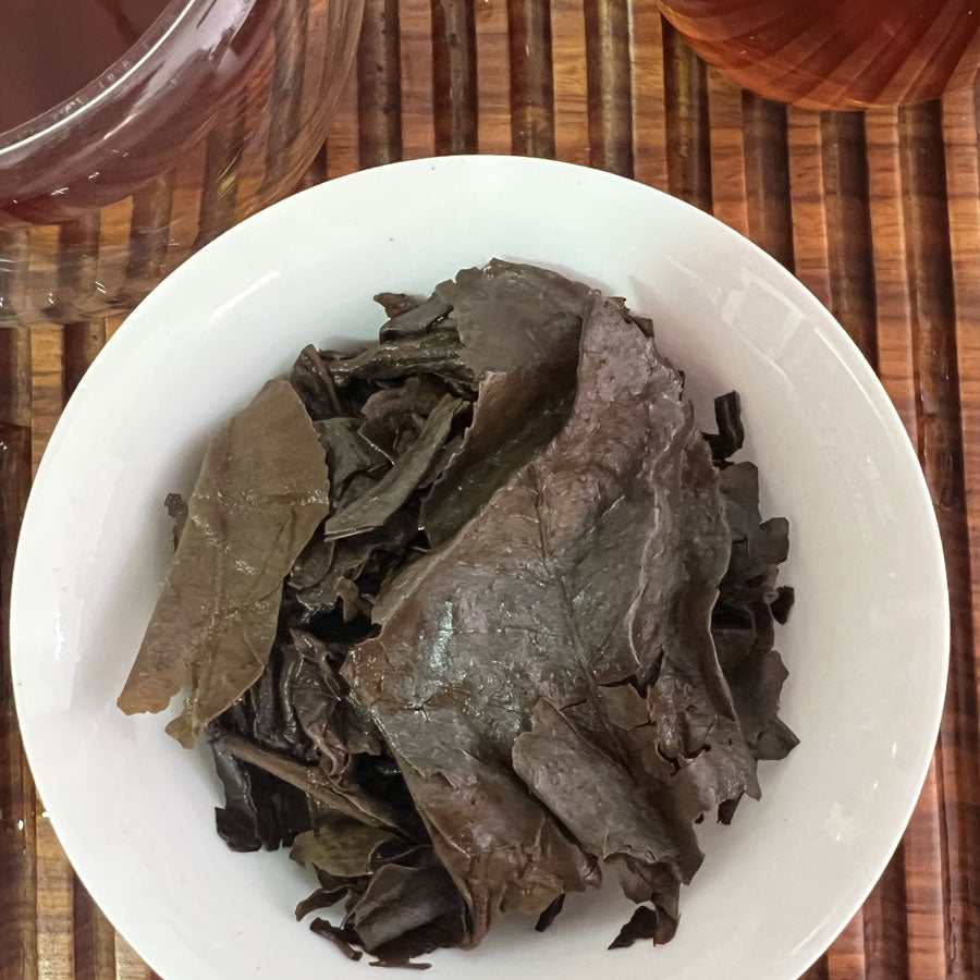 113 – Thé Puer Cru Brique Yiwu grandes feuilles – 250 g – 2005 - Lemeilleurthedechine