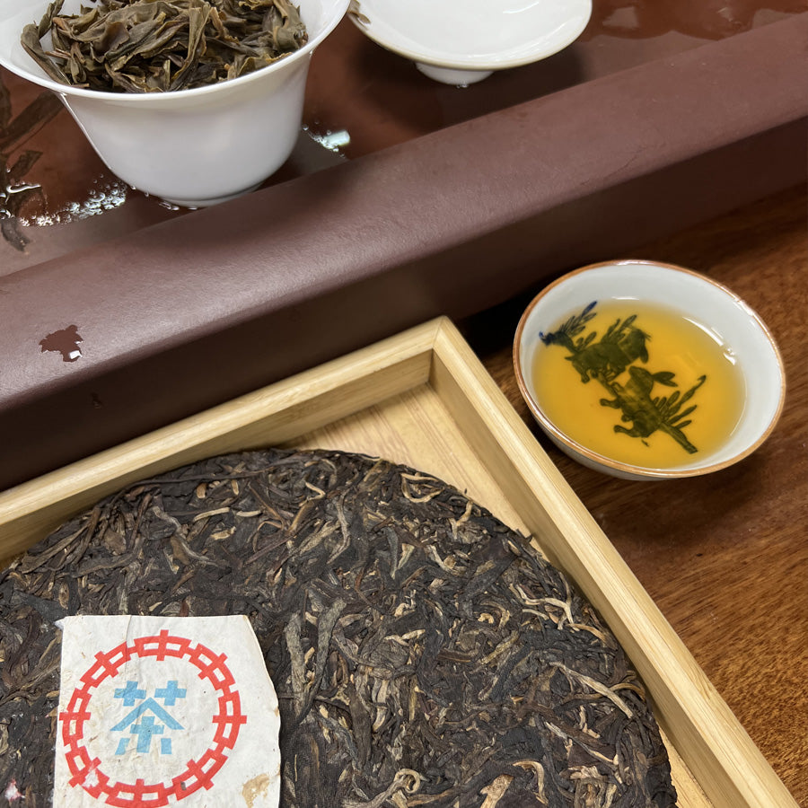 Thé cru Pu-erh timbre Bleu CNNP - Yunnan - 357 g - 2013 - Lemeilleurthedechine